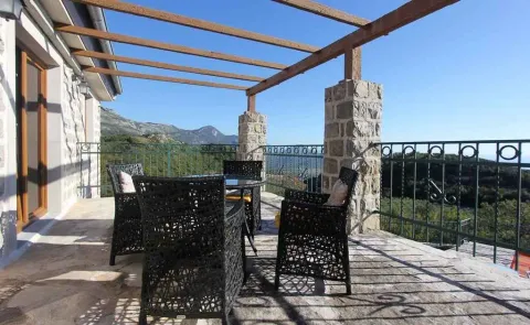 Prostrana terasa sa garniturom za sjedenje i pogledom na prirodu. - image 26