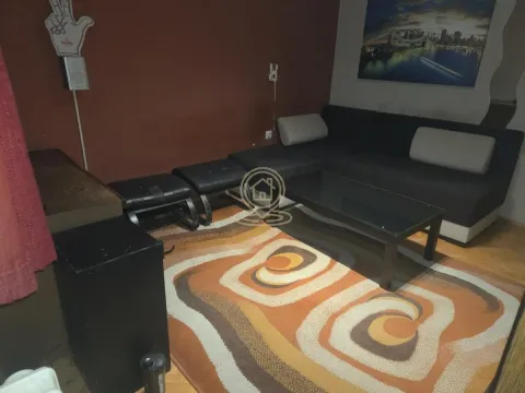 Dnevna soba sa ugaonom garniturom, stočićem i tepihom. - image 19