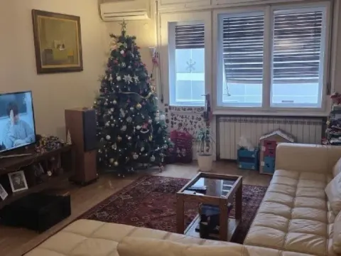 Sale, two bedroom apartment, 74m², Kalenić Pijaca, Vračar Sve Podlokacije - image 2