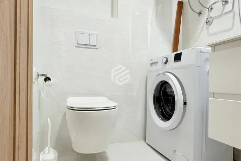 Moderno opremljeno kupatilo sa wc šoljom i veš mašinom. - image 10