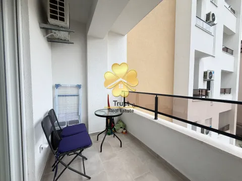 Manji natkriveni balkon sa garniturom za sjedenje. - image 6