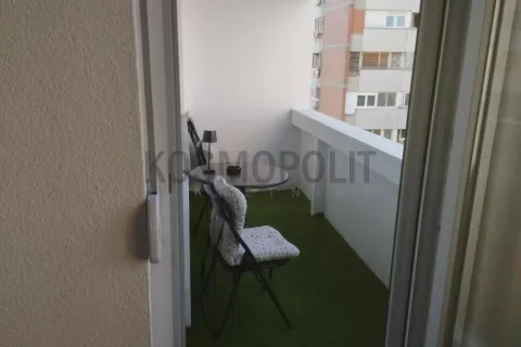 Manji namešten balkon sa stolom i stolicama. - image 19