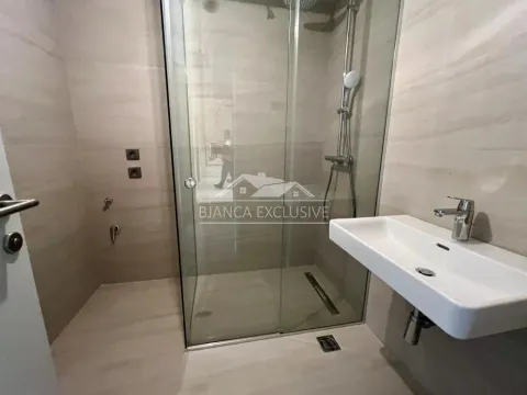 Moderno kupatilo sa tuš kabinom i umivaonikom. - image 10