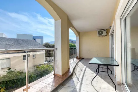 Spacious covered terrace with a table and view of the surroundings. - image 12
