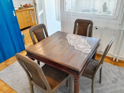 Trpezarijski sto sa četiri stolice u svetlom enterijeru. - image 6