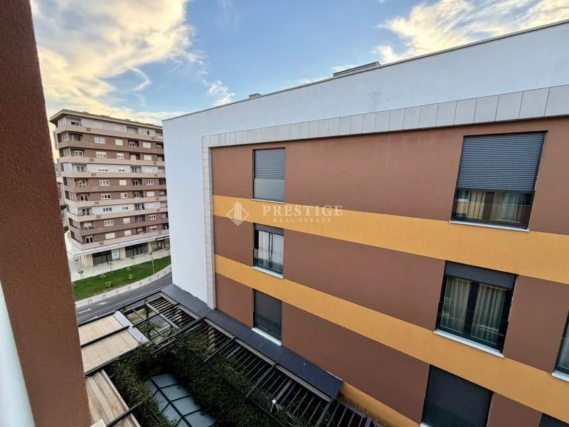 Pogled na spoljašnost moderne stambene zgrade sa balkona.