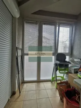 Zastakljeni balkonski prostor sa keramičkim pločicama i roletnama na prozorima. - image 17