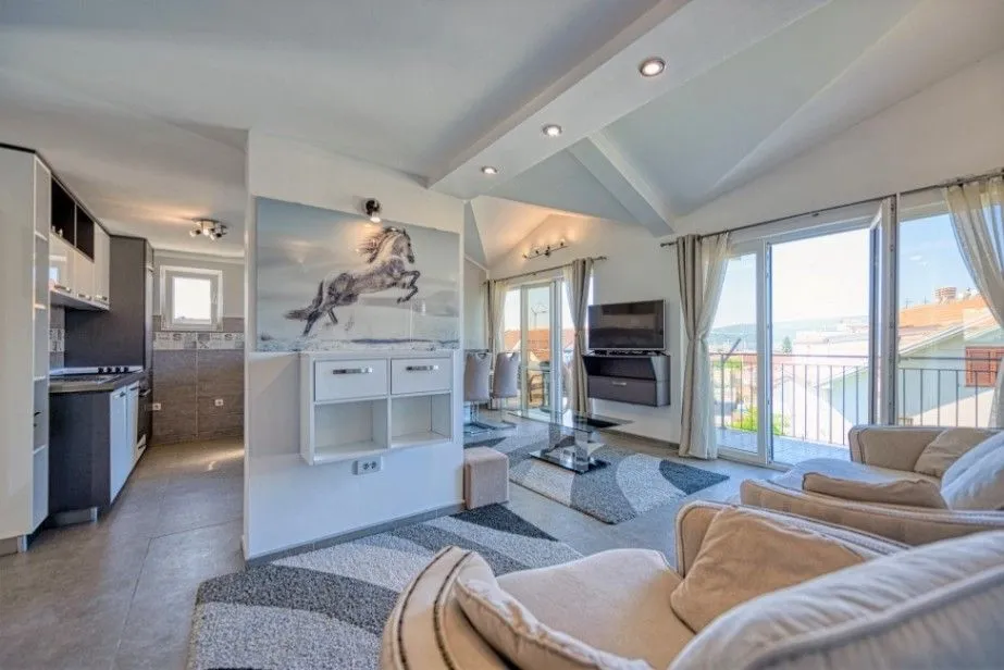 Izdavanje, trosoban stan, 120m², Seljanovo, Tivat