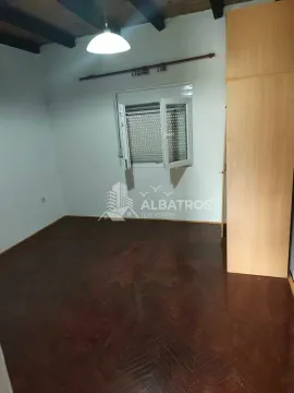 Prazna soba sa drvenim parketom, prozorom i ugradnim ormarom. - image 3