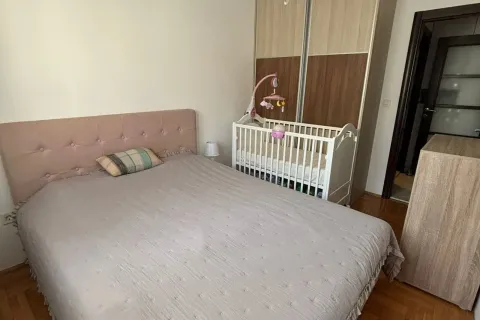 Namještena spavaća soba sa bračnim krevetom i krevetcem za bebe. - image 5
