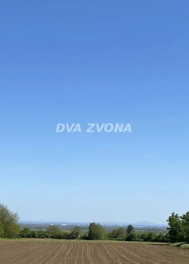 Pogled na okolni pejzaž sa plavim nebom.