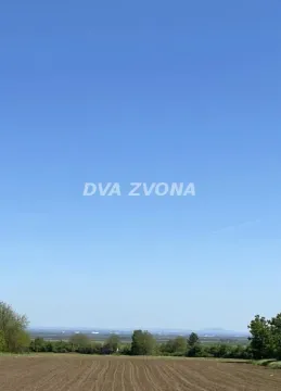 Pogled na okolni pejzaž sa plavim nebom. - image 2