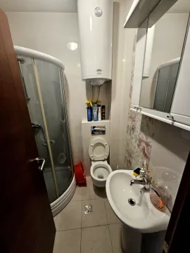 Manje kupatilo sa tuš kabinom, umivaonikom i wc šoljom. - image 8