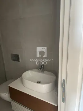 Pogled na umivaonik i sanitarije u kupatilu. - image 6