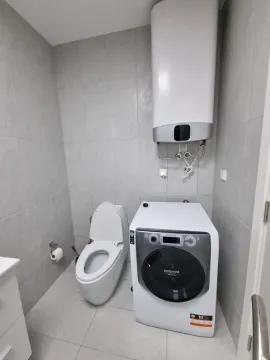 Kupatilo opremljeno toaletom, veš mašinom i bojlerom. - image 10