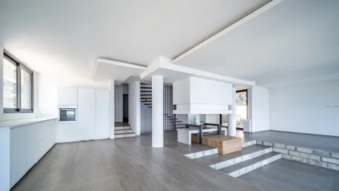 Prostrani svijetli dnevni boravak sa modernim kaminom i stepeništem. - image 18