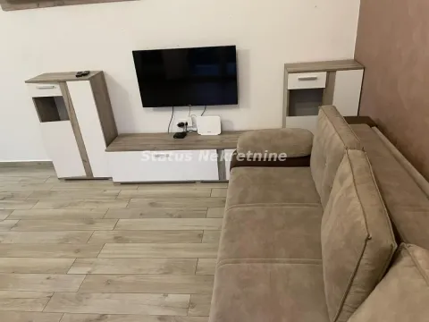 Dnevna soba sa ugaonom garniturom, TV-om i komodom. - image 4