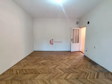 Prazna prostorija sa parketom i belim zidovima. - image 8