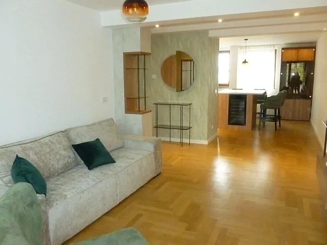 Izdavanje, trosoban stan, 77m², Stari grad, Novi Sad