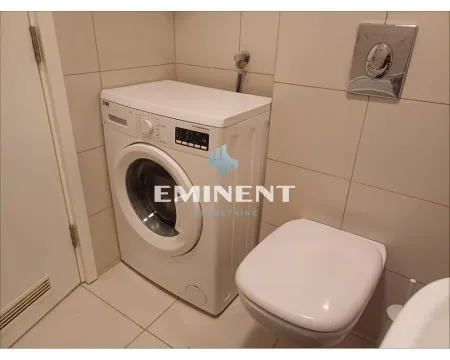 Kupatilo sa veš mašinom i toaletom obloženo keramičkim pločicama. - image 10