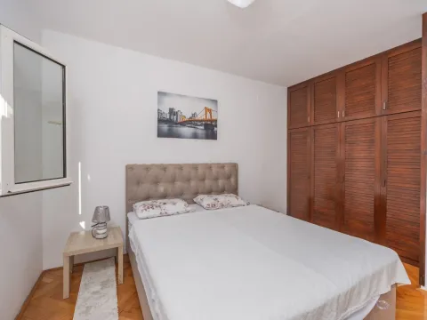 Izdavanje, trosoban stan, 103m², Dobrota, Kotor - image 11