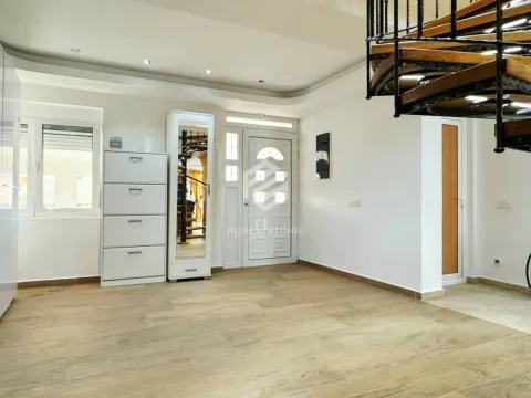 Rent, three bedroom apartment, 160m², Tivat, Crna Gora - image 13