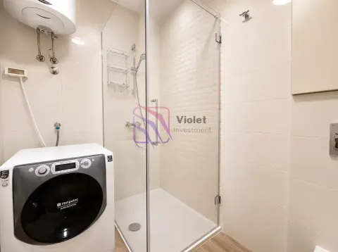 Kupatilo sa tuš kabinom i veš mašinom. - image 10