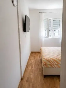 Smaller bedroom with a bed and a window. - image 5