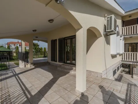 Izdavanje, kuća, 370m², Zabjelo, Podgorica - image 12