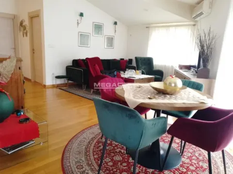 Dnevna soba sa trpezarijskim delom, garniturom i parketom na podu. - image 3