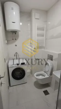 Moderno opremljeno kupatilo sa WC šoljom, veš mašinom i bojlerom. - image 10