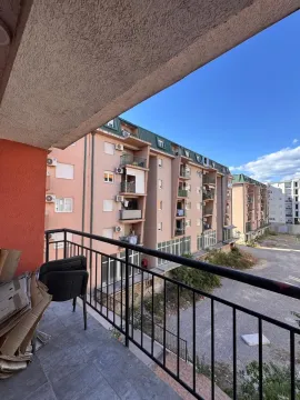 Pogled sa balkona na okolne stambene zgrade. - image 10