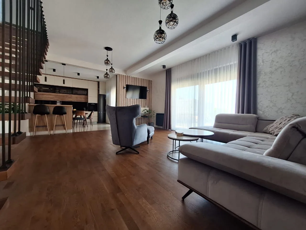Izdavanje, kuća, 250m², Bartula, Bar