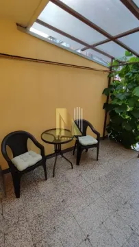 Natkrivena terasa sa stolom, stolicama i zelenilom. - image 43