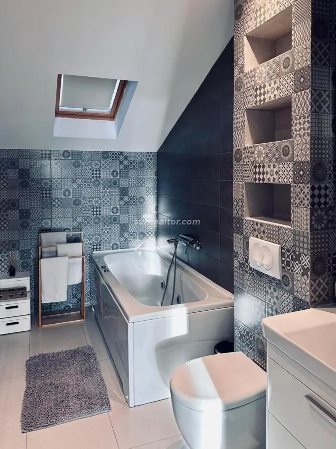 Izdavanje, trosoban stan, 130m², Centar, Tivat