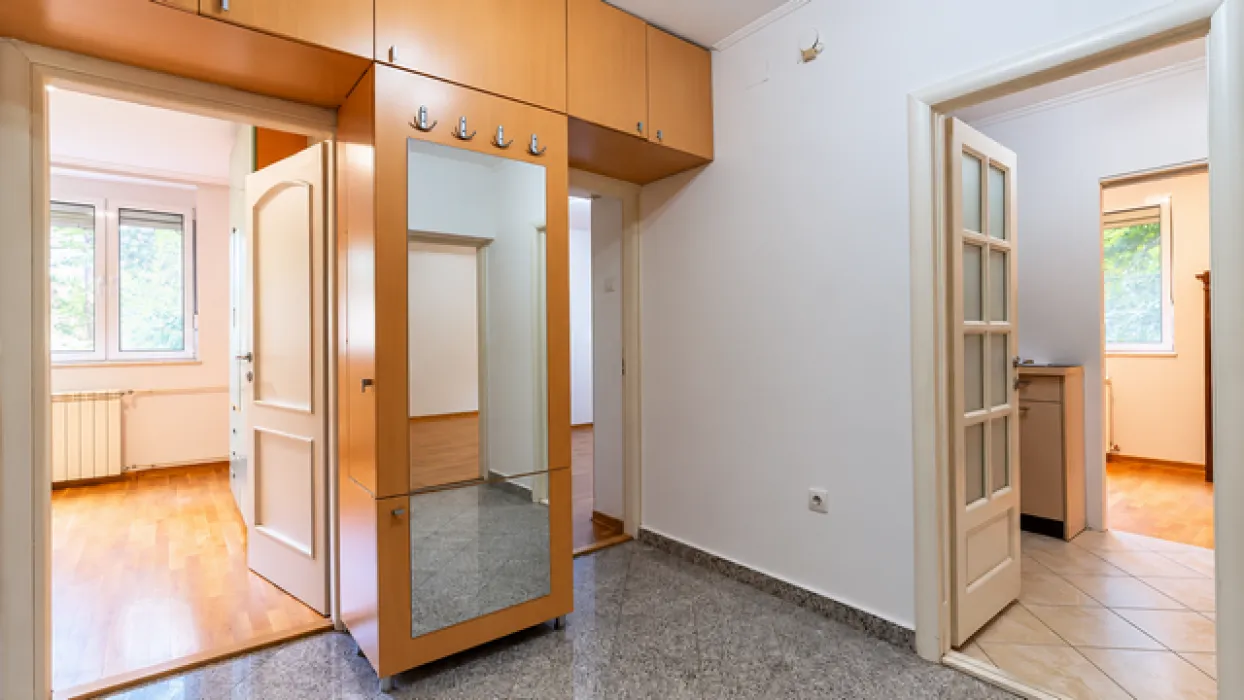 Izdavanje, trosoban stan, 77m², Šumice, Beograd