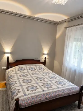 Spavaća soba sa bračnim krevetom i zidnim lampama. - image 12