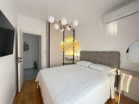 Moderna spavaća soba sa bračnim krevetom, garderoberom i klima uređajem. - image 22