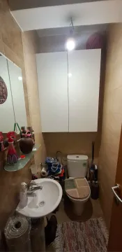 Manje kupatilo sa umivaonikom, WC šoljom i zidnim ormarićem. - image 10
