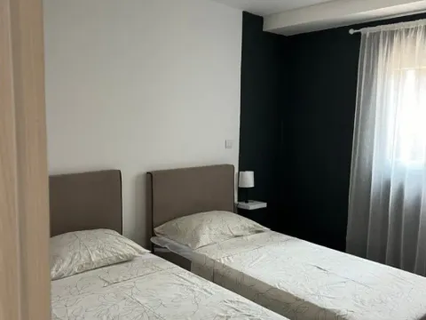 Izdavanje, dvosoban stan, 70m², Kalimanj, Tivat - image 5