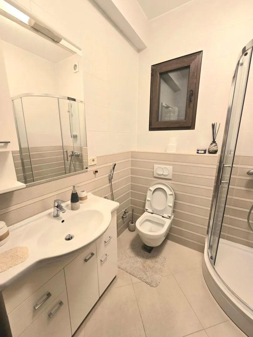 Izdavanje, dvosoban stan, 70m², Luštica, Tivat