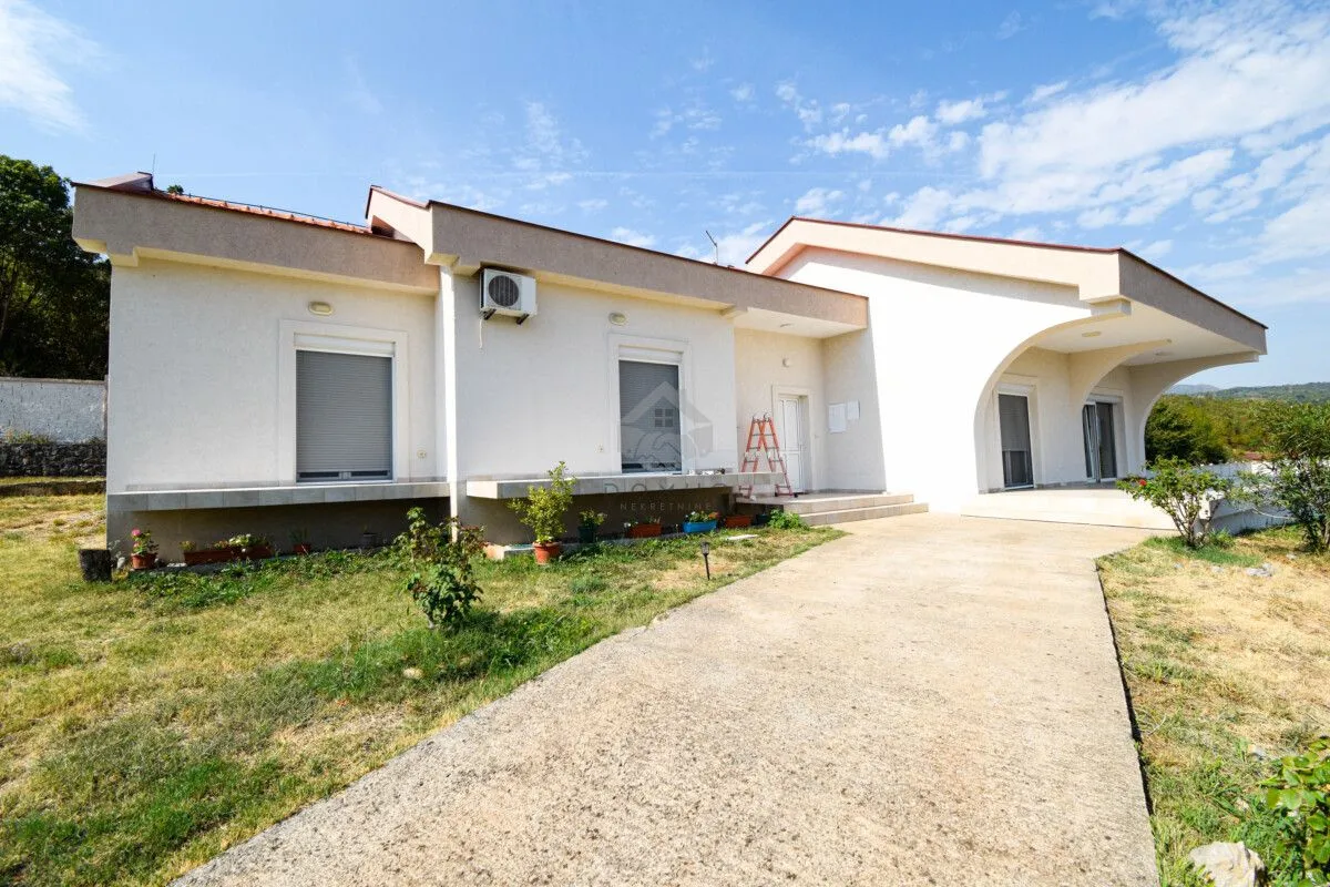 Prodaja, kuća, 250m², Podgorica, Crna Gora