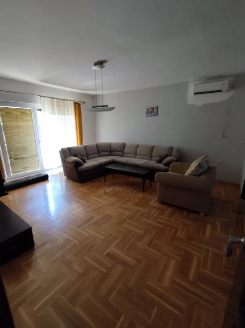 Izdavanje, trosoban stan, 130m², Tološi, Podgorica