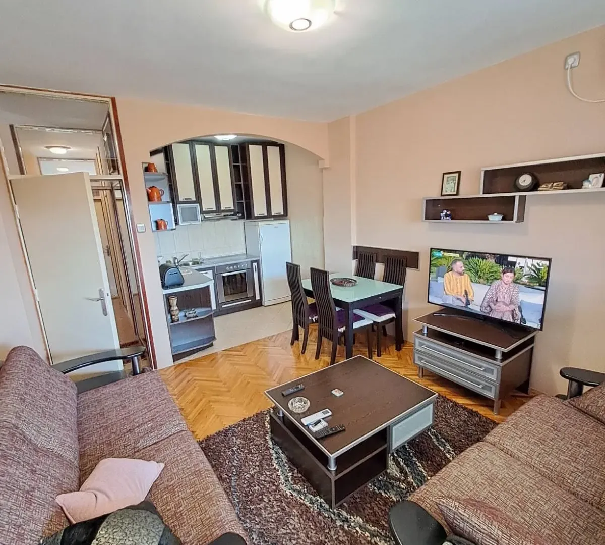 Izdavanje, dvosoban stan, 65m², Pejton, Podgorica