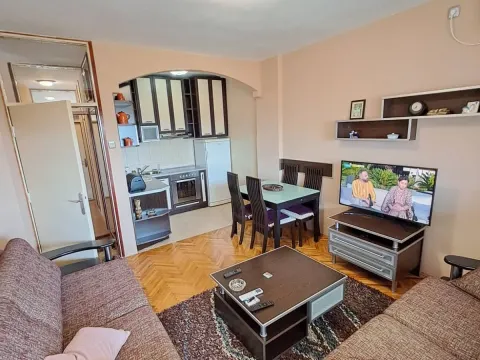 Izdavanje, dvosoban stan, 65m², Pejton, Podgorica - image 2