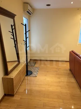 Dnevni boravak sa drvenim podom, ogledalom i komodom. - image 6