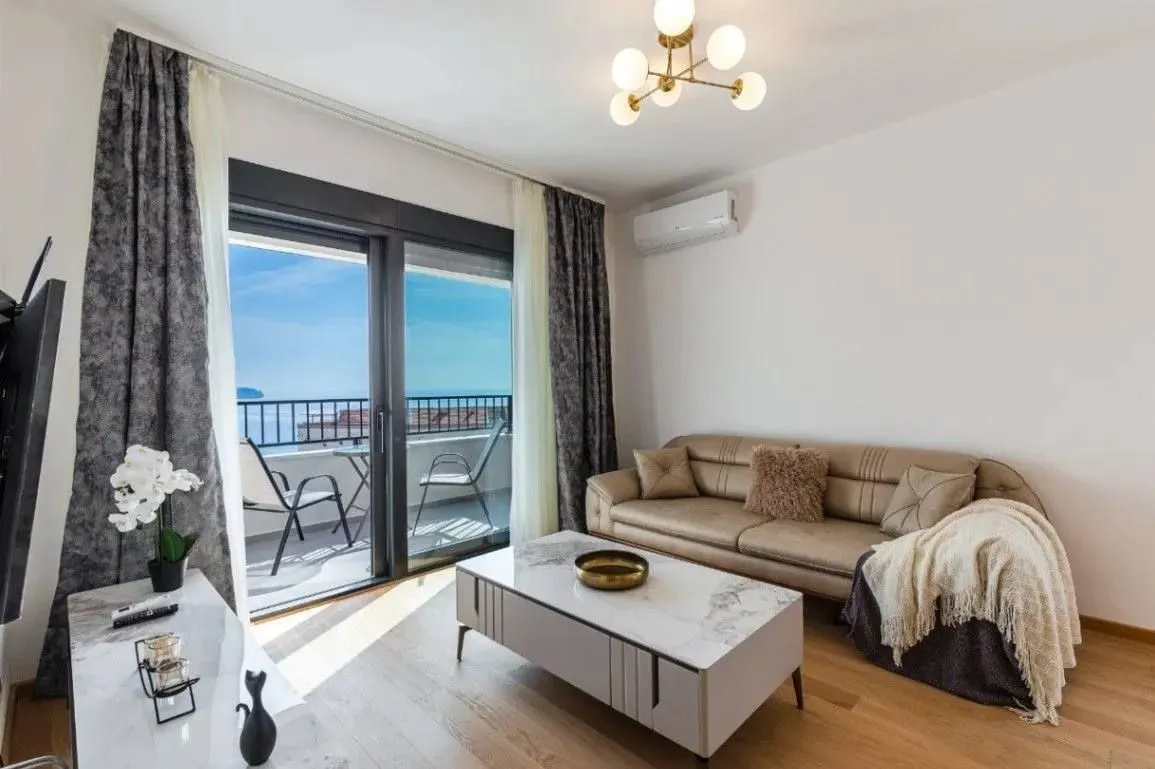 Rent, two bedroom apartment, 65m², Bečići, Budva