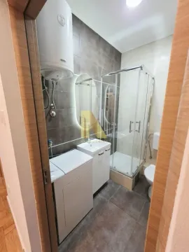 Moderno opremljeno kupatilo sa tuš kabinom i veš mašinom. - image 8