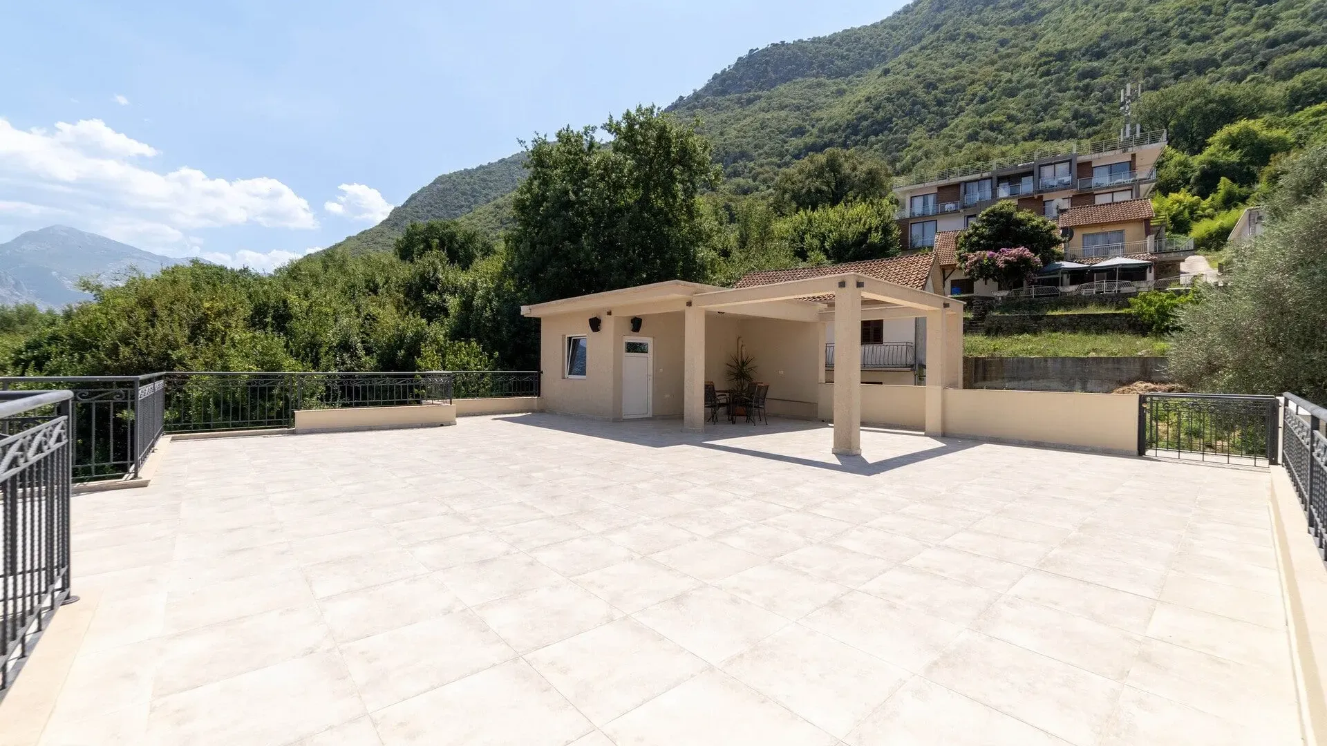 Prodaja, stan, 440m², Stoliv, Kotor