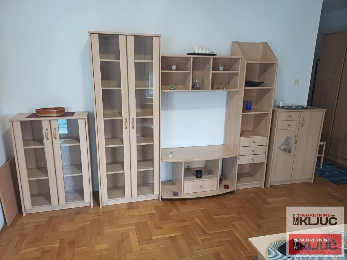 Izdavanje, dvosoban stan, 43m², Centar, Novi Sad